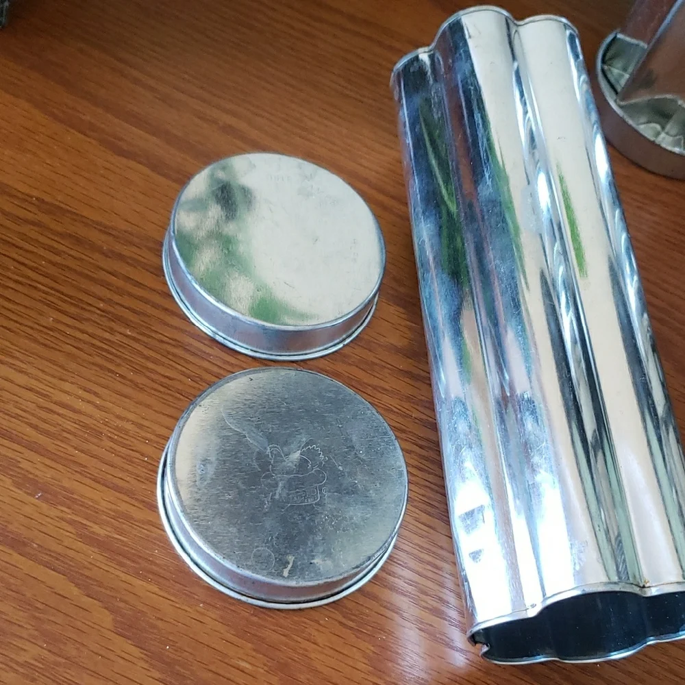 Pampered Chef- Set of 4 Silver Metal Baking Molds